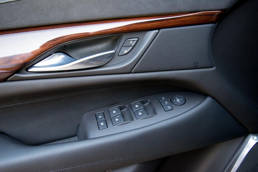  Cadillac Escalade 4WD Luxury 2015 года  (фото 37 из 42)